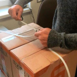 Крепим упаковочную ленту с помощью пряжки Крепим упаковочную ленту с помощью пряжки